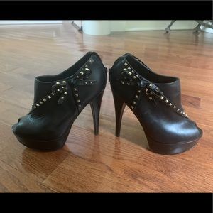 Studded bootie pump with bow black size 6